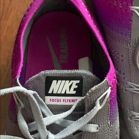 Nike Sneakers... Size 8 1/2 - Picture 7 of 15